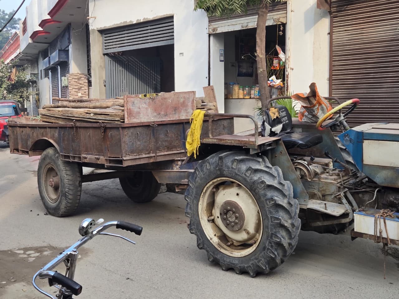 Govt Hospital खुरला खिंगरा के रास्ते पर गलत तरीके से खड़े होते हैं वाहन, बड़े हादसे का डर