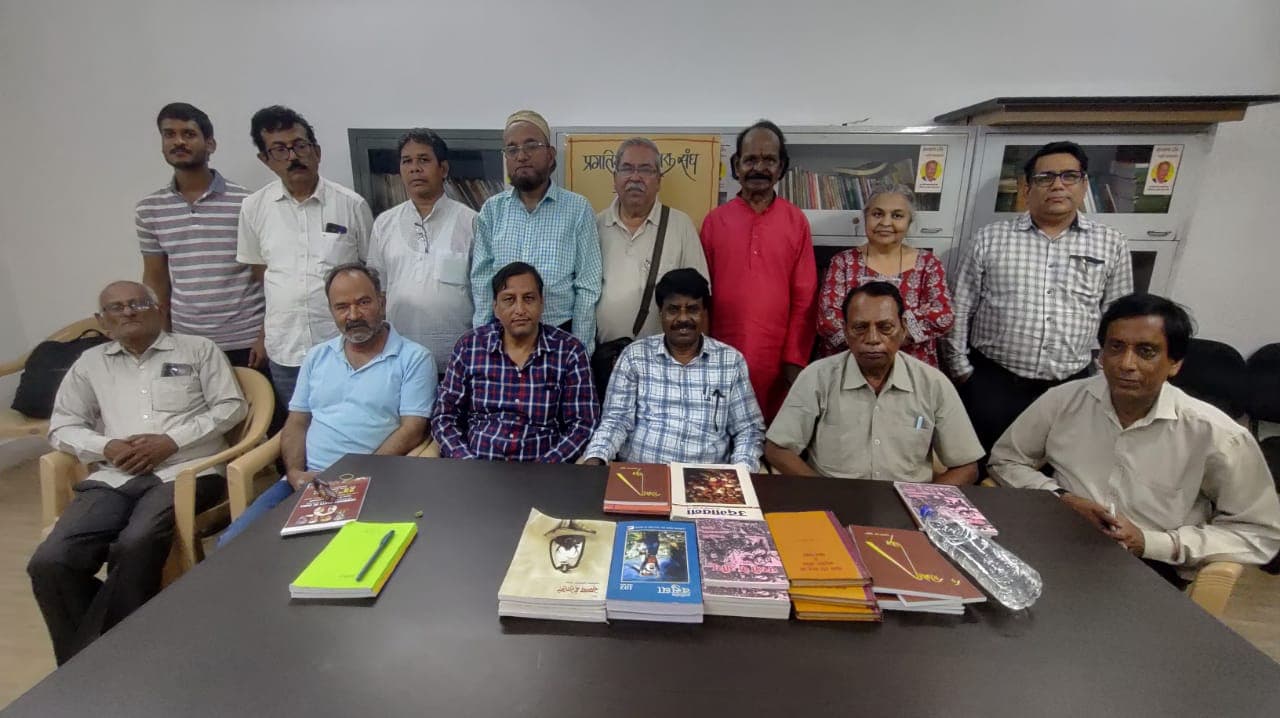 Literature – अव्यक्त दुःख को अभिव्यक्ति देतीं कहानियाँ