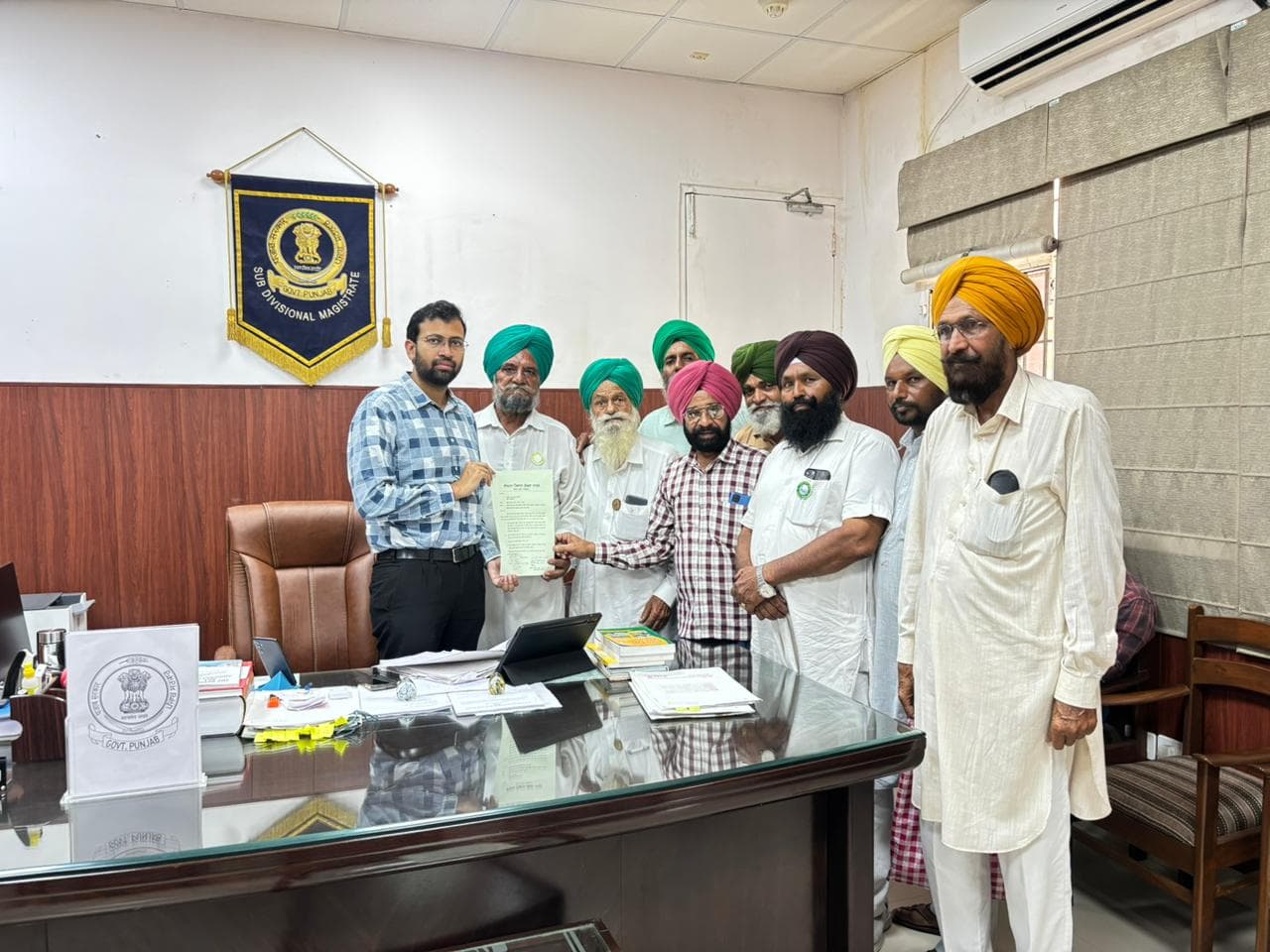 S.K.M. ने मुख्यमंत्री के नाम SDM को सौंपा मांग पत्र