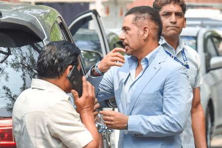 Money Laundering मामले में Robert Vadra को नोटिस