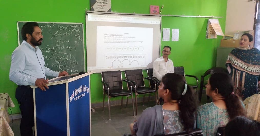 DEO के नेतृत्व में सेमिनार, स्टूडेंट्स को नशों से दूर रहने को कहा