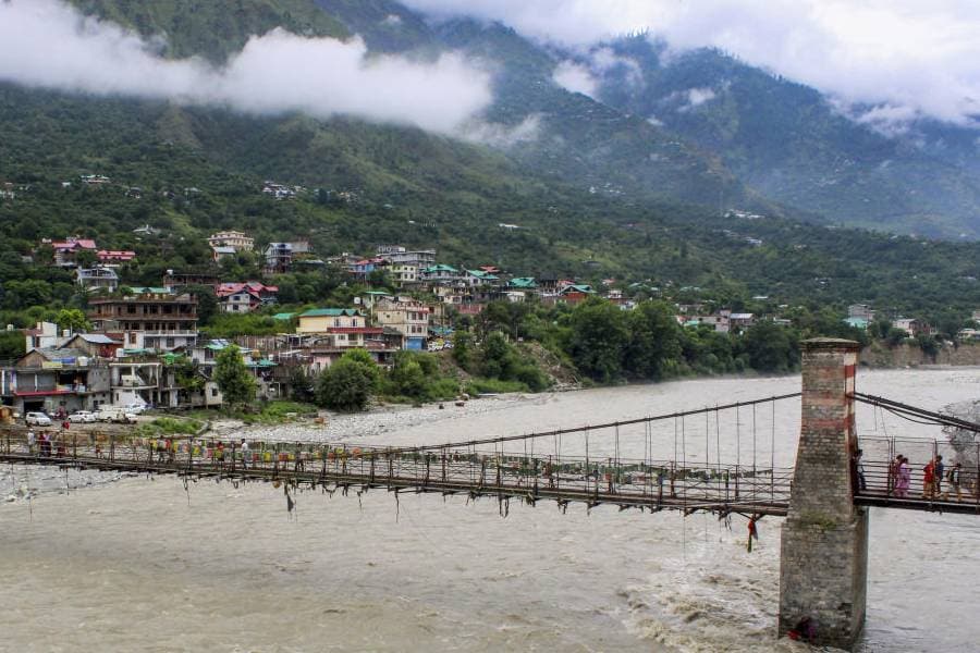 Red alert : हिमाचल में भारी बारिश, कई सड़कें बंद