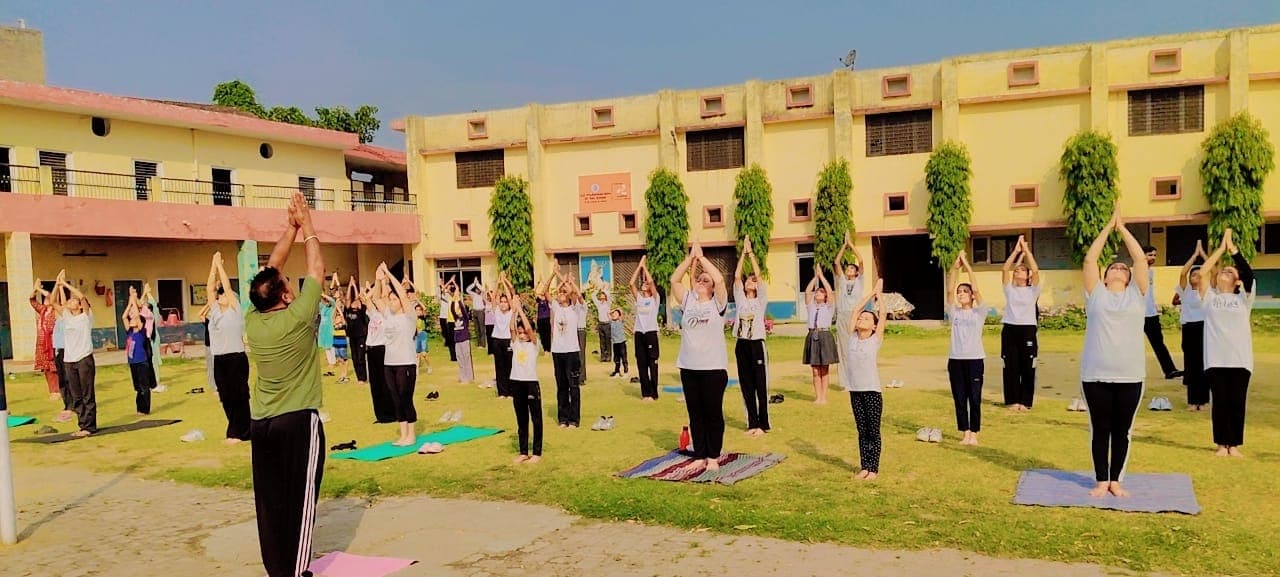 SD Phullarwan विद्यालय में योग दिवस का आयोजन