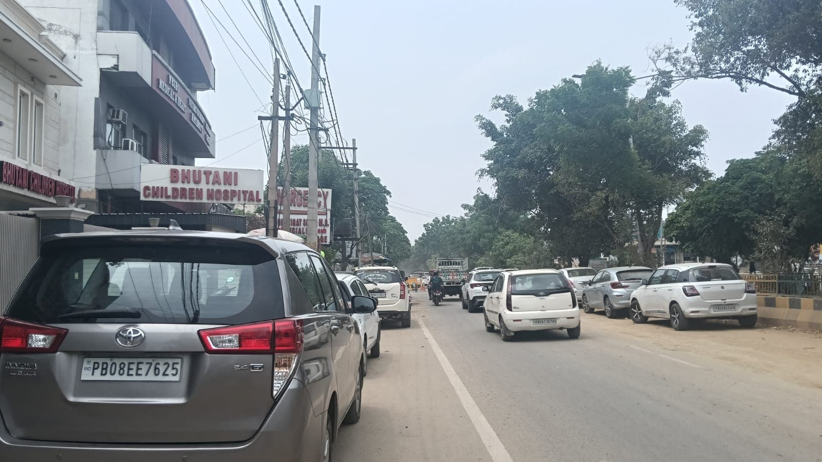 JALANDHAR नगर निगम की मेहरबानी से सड़क बनी पार्किंग