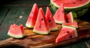 Watermelon : 2000 किलो तरबूज नष्ट किए, रंग का टीका लगा बेच रहे थे