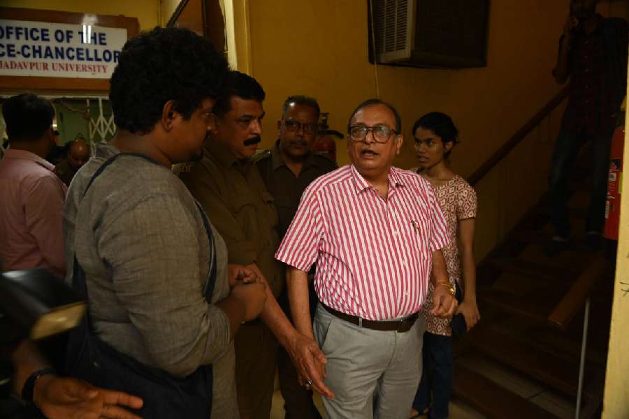 vice-chancellor को रिटायरमेंट से 4 दिन पहले हटाया