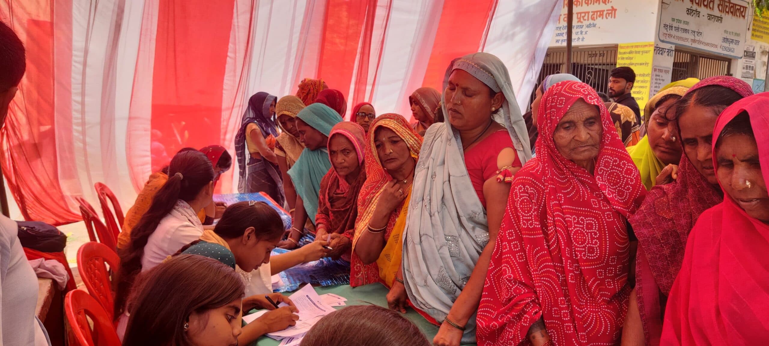 जनमित्र न्यास, मानवाधिकार जननिगरानी समिति ने Eye check up camp लगाया