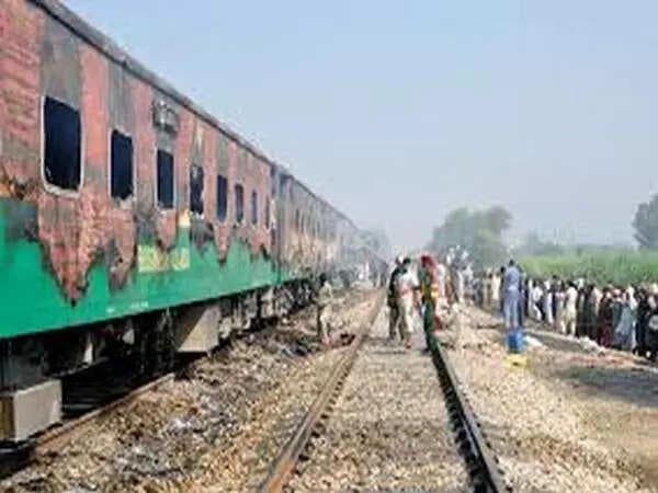 Pakistan Train Hijack : आतंकियों ने ट्रेन हाईजैक कर 450 यात्री बंधक बनाये