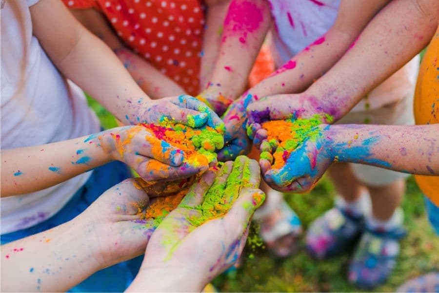 Holi with kids बच्चे अगर खेलने जा रहे होली तो किन बातों का रखें ध्यान...