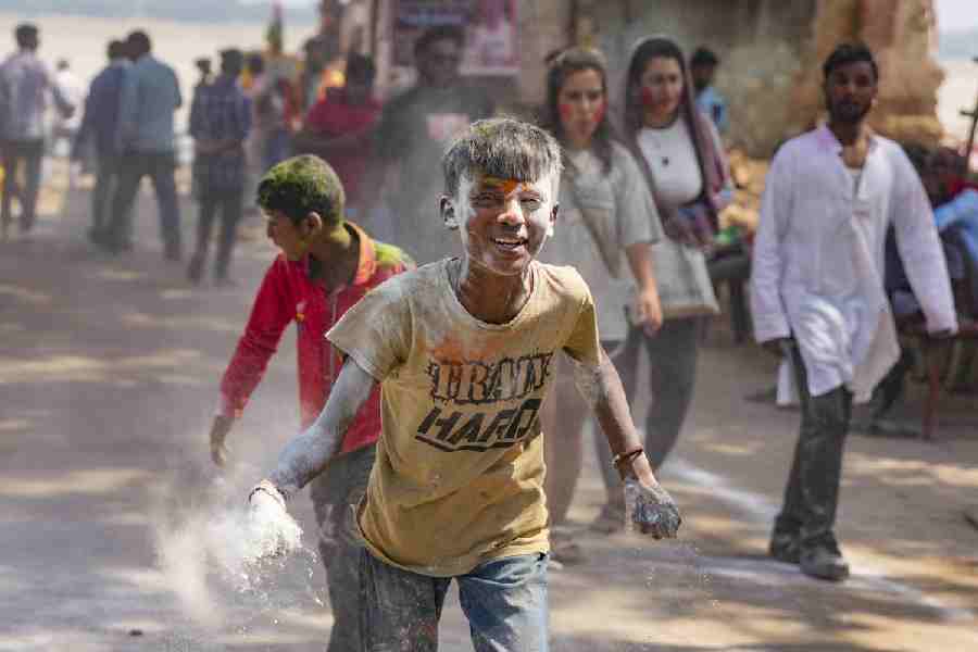 Masan Holi : बनारस में श्मशान की राख़ से खेली जाती है होली