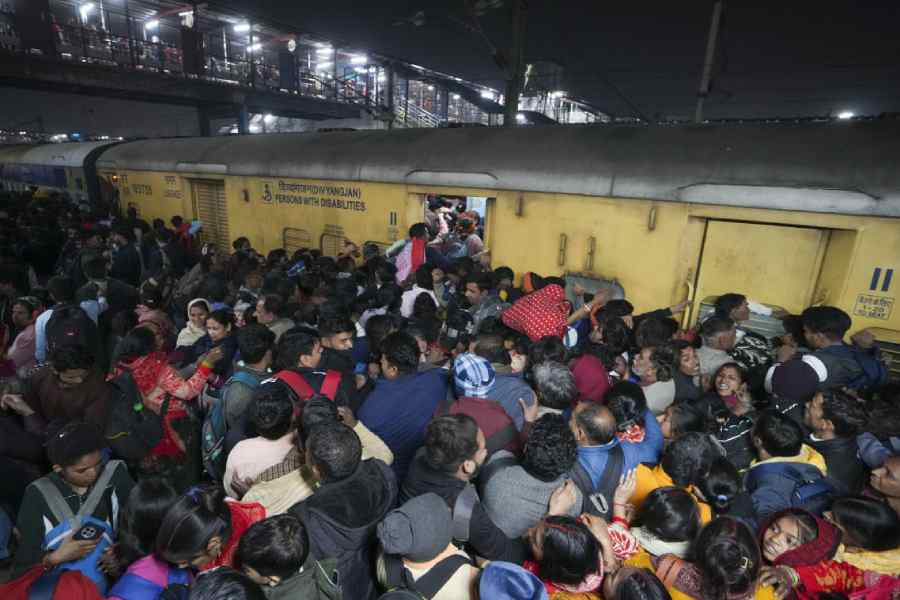 High Court : सीट से ज्यादा टिकटें क्यों बेचीं गईं : भगदड़ से मौतों पर सख्ती