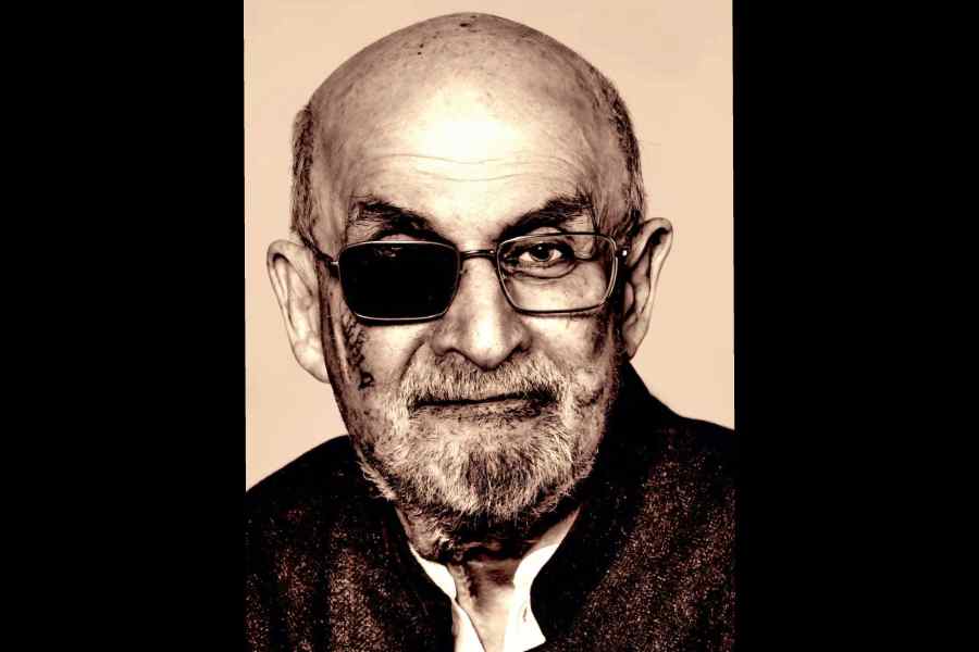 Salman Rushdie पर हमला इतना तेज था कि उनको पता ही नहीं चला कि हुआ क्या -वकील