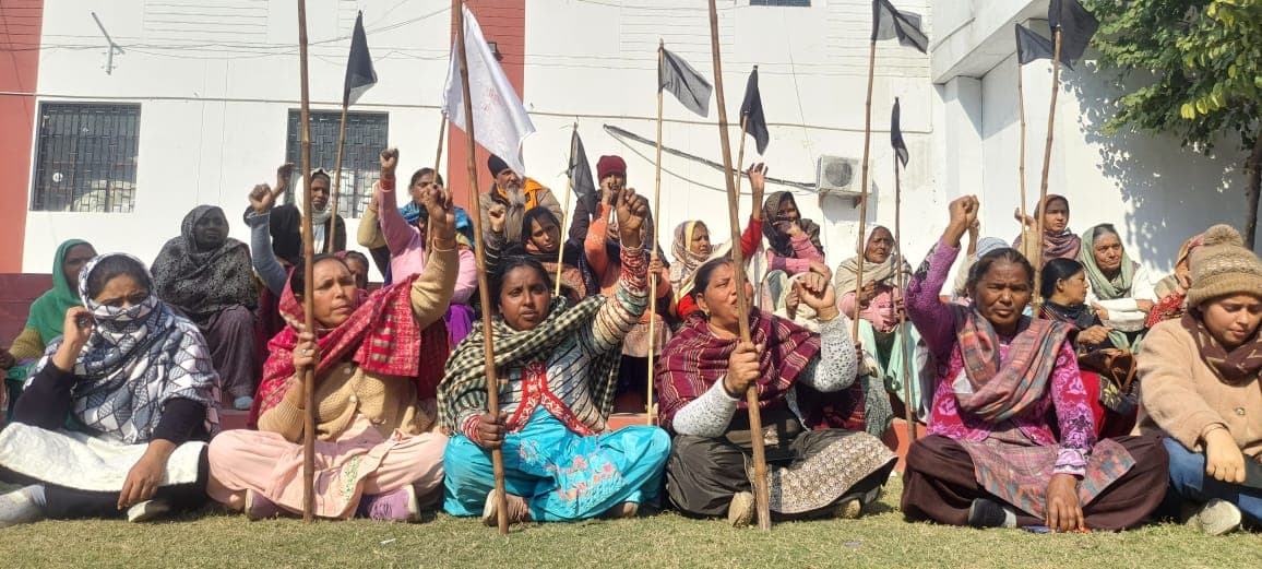 PROTEST -पुलिस द्वारा एक्शन न लेने पर स्त्री जागृति मंच द्वारा प्रदर्शन