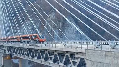 Vande Bharat Train का कश्मीर में दुनिया के सबसे ऊंचे चिनाब रेल पुल पर परीक्षण शुरू