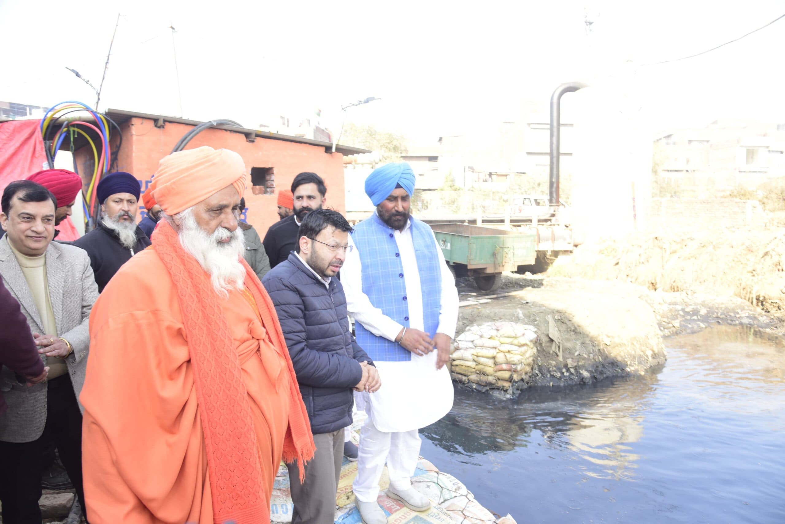 'Buddha Dariya' को पुनर्जीवित करने की परियोजना: स्थानीय निकाय मंत्री और सीचेवाल का अस्थायी पंपिंग स्टेशन का निरीक्षण