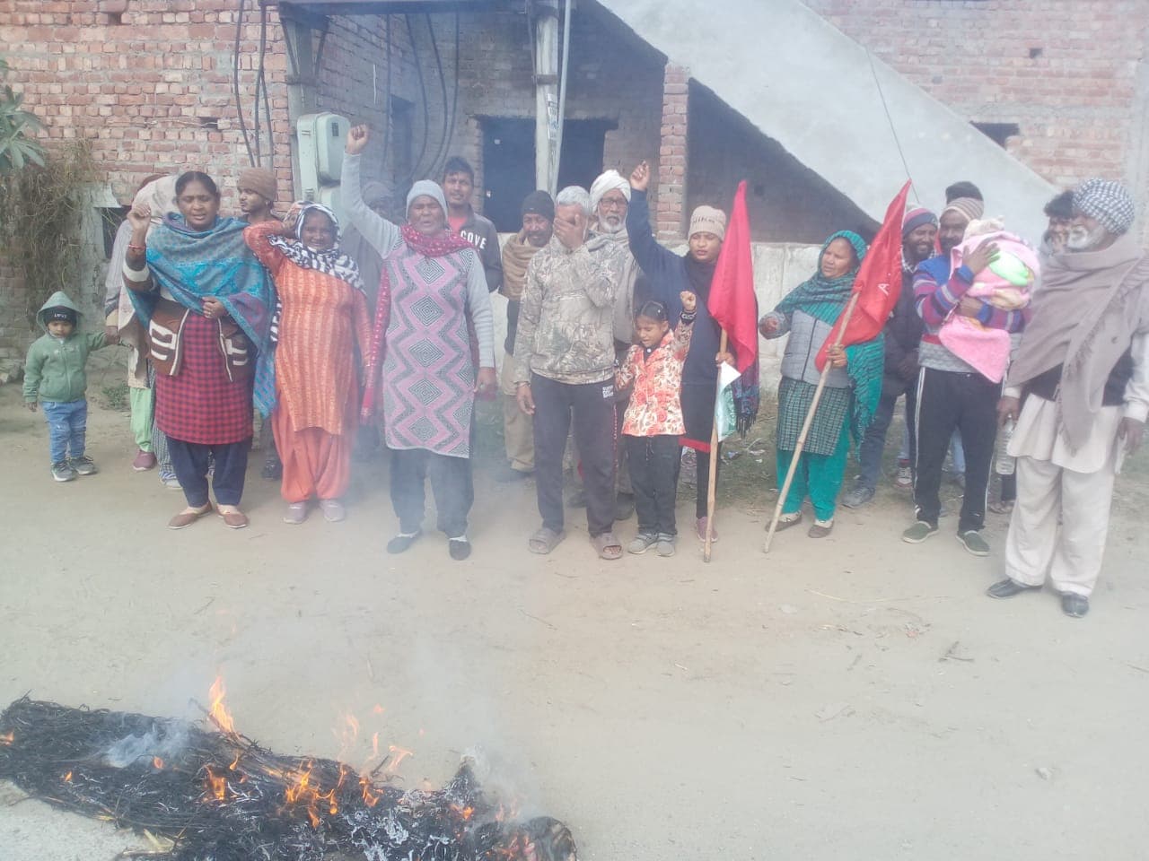 Pendu Majdoor Union ने सरकार व खाद्य आपूर्ति विभाग का पुतला फूंक कर विरोध जताया