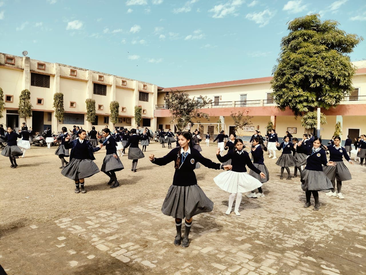 SD PHULLARWAN SCHOOL के बच्चे कर रहे 26 जनवरी के लिए रिहर्सल