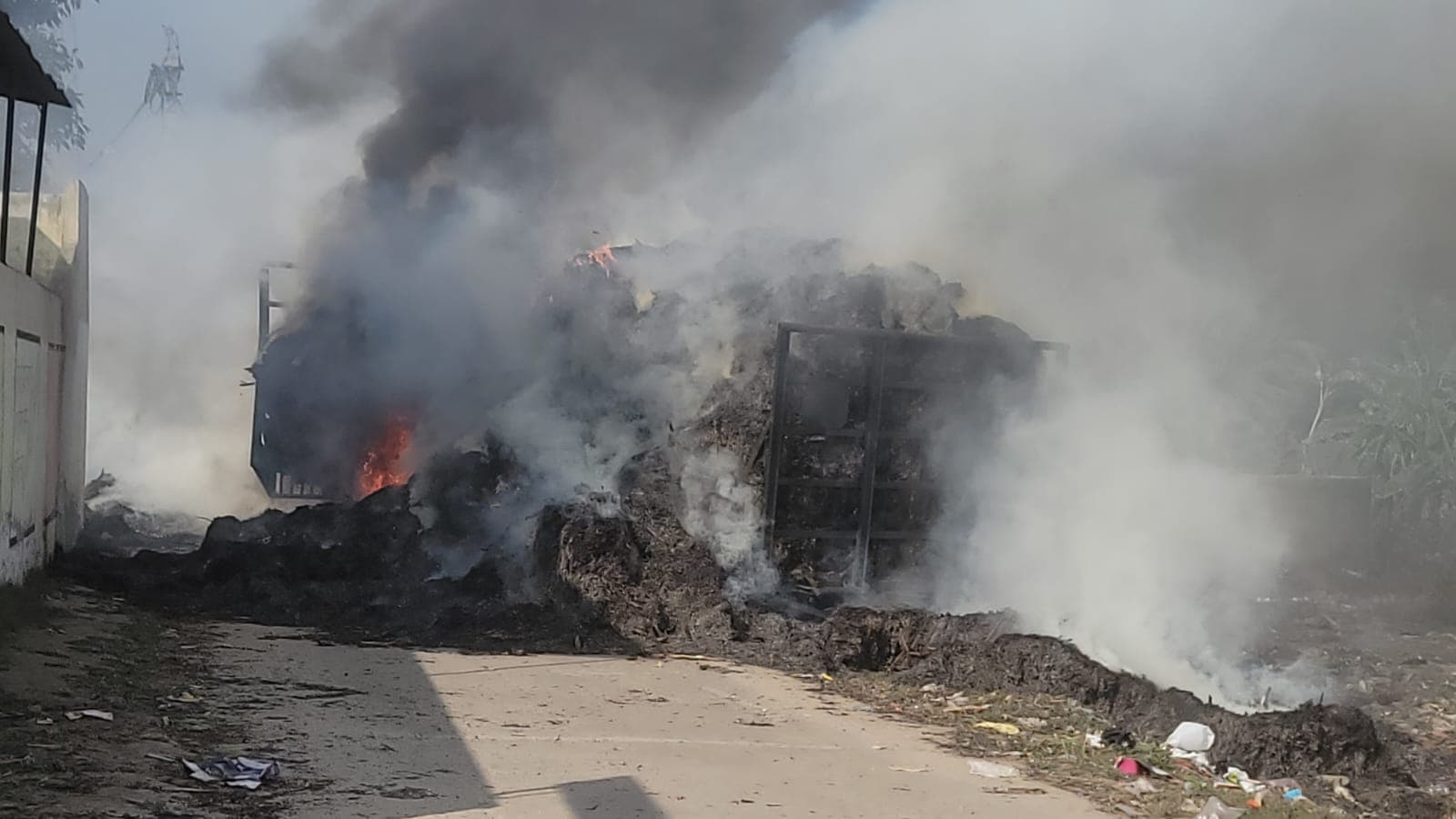 Fire near school, सरकारी स्कूल के पास लगी आग, एक की मौत, बच्चों को मुश्किल से बचाया