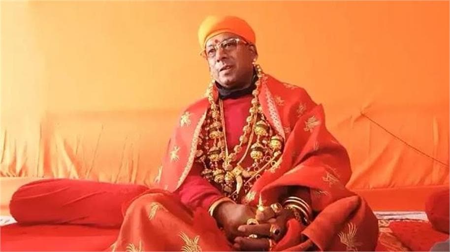 Gold Baba ने पहन रखा है 6 करोड़ का सोना, मोबाइल भी सोने की परत वाला