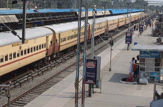 Train e-tickets की अवैध बिक्री दंडनीय, 3 साल तक क़ैद: सुप्रीम कोर्ट