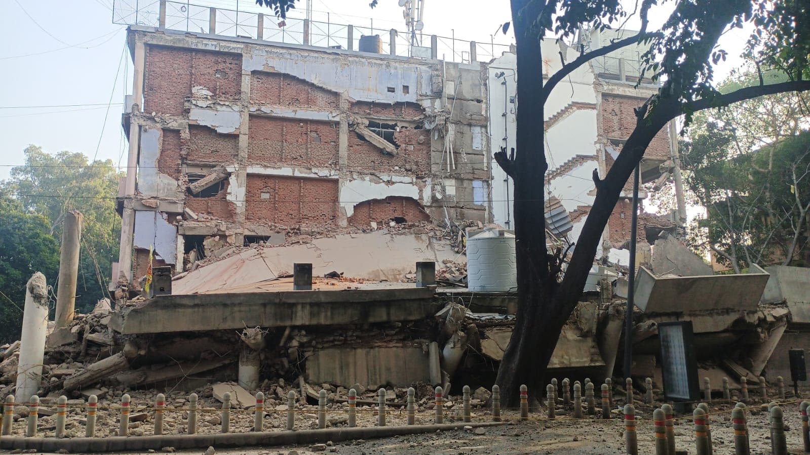 Chandigarh में बहुमंज़िला इमारत गिरी