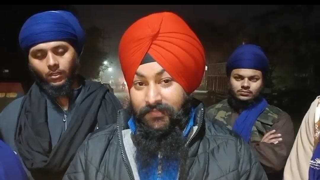 DISHONOUR OF PAGDI : मामूली विवाद के बाद सिख युवक की पगड़ी उतारी