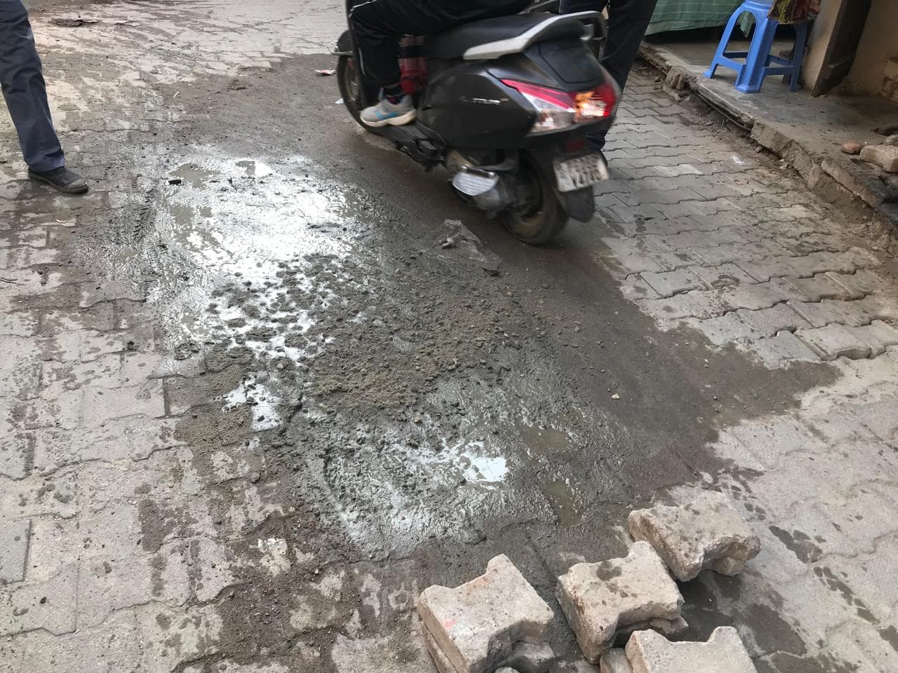 Election is Reason : वोट लेने के चक्कर में दिन दिहाड़े बनाई सड़कें, साथ ही टूटीं देखें Video