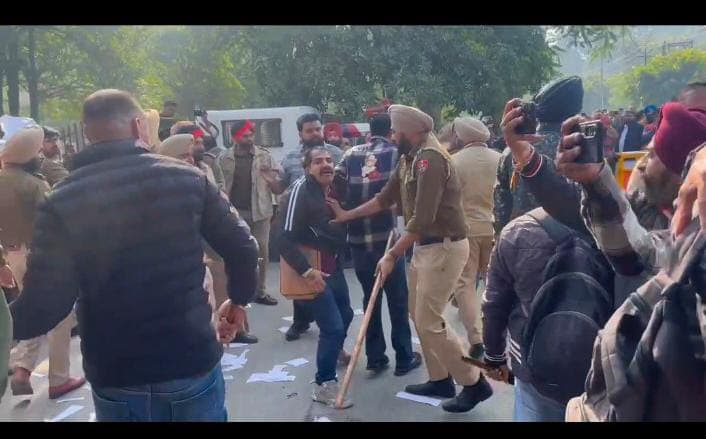 AAP पर BJP ने लगाया नॉमिनेशन फ़ाइल फाड़ने का आरोप