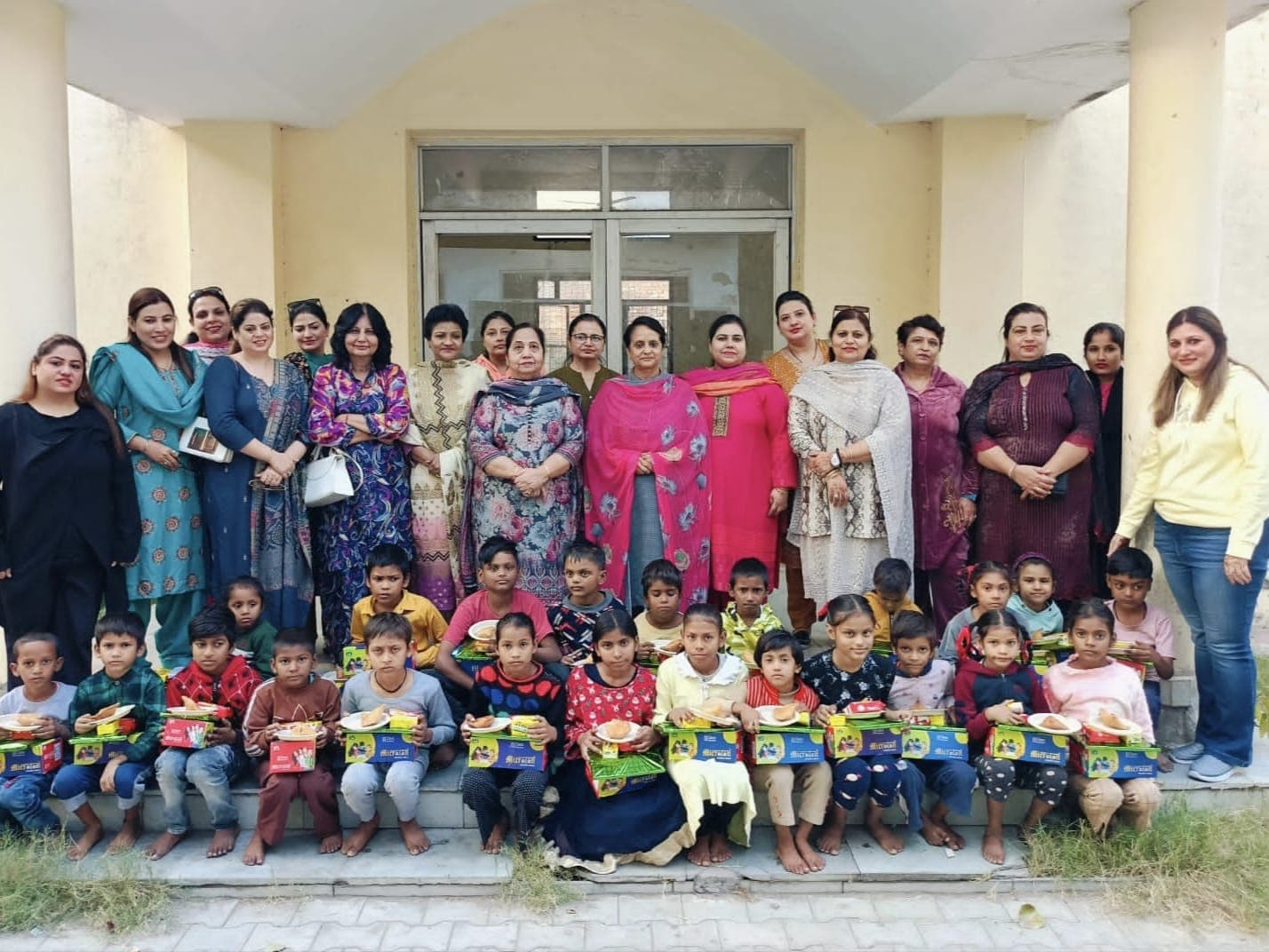 United Queen Club ने बच्चों को स्कूल शूज, स्टेशनरी और अन्य सामान बाँटा