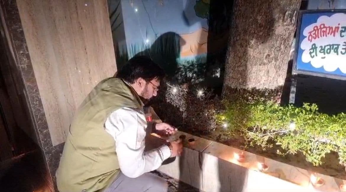 Rajesh Bagha ने स्कूल में दीप जलाकर दिया संदेश