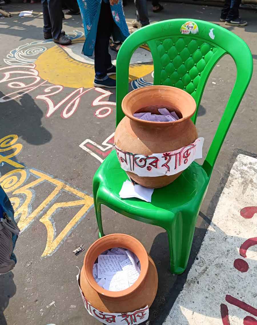 POT OF CORRUPTION : भूख हड़ताल का 14वां दिन : डॉक्टरों ने 'भ्रष्टाचार का घड़ा' रखा, लोग लिख रहे अपनी शिकायतें