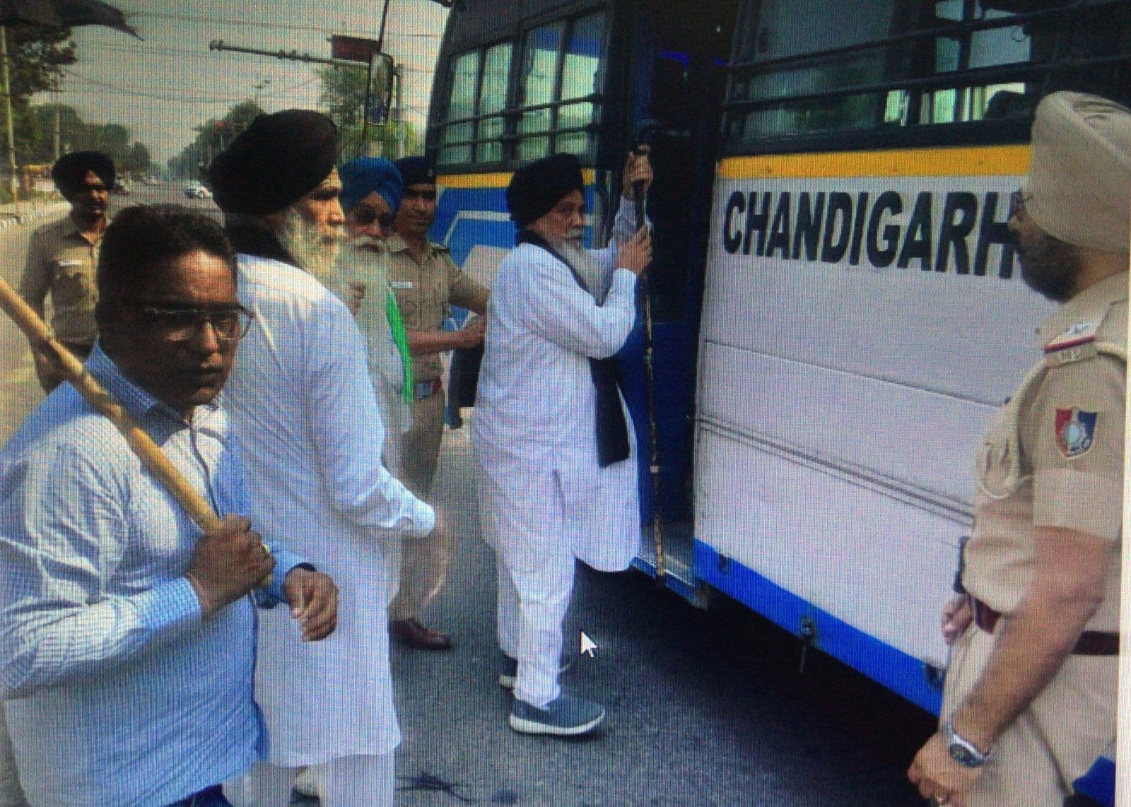 Punjab farmer's : मुख्यमंत्री आवास के सामने धरने पर पहुंचे किसान नेता गिरफ्तार