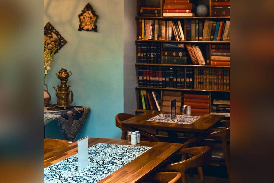 Cafe Mommyjoon : Persian खाने के साथ Nargis-Sunil Dutt की लाइब्रेरी का आनंद