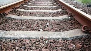 Suicide : दशहरे पर नई साड़ी न खरीद पाने पर महिला ने ट्रेन के आगे छलांग लगा दी