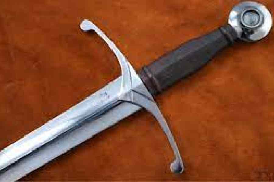 BJP MLA ने धर्म की रक्षा के नाम पर बांटी तलवारें और रामचरितमानस की प्रतियां