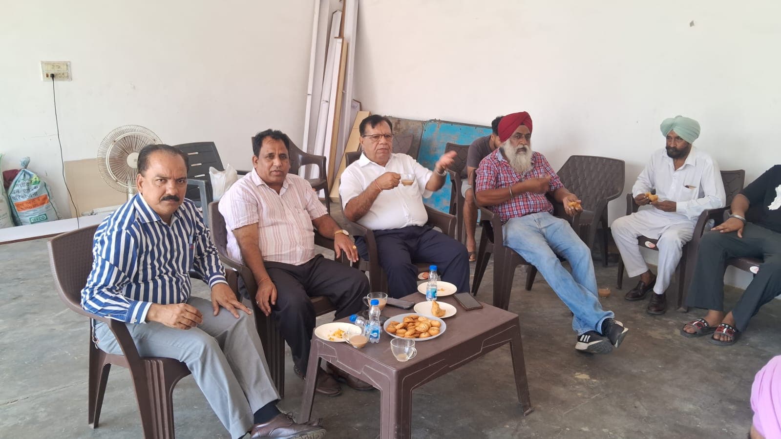 Stubble Burning : तहसीलदार राम चंद, कानूनगो नरेश कुमार ने पराली न जलाने को लेकर किया जागरूक