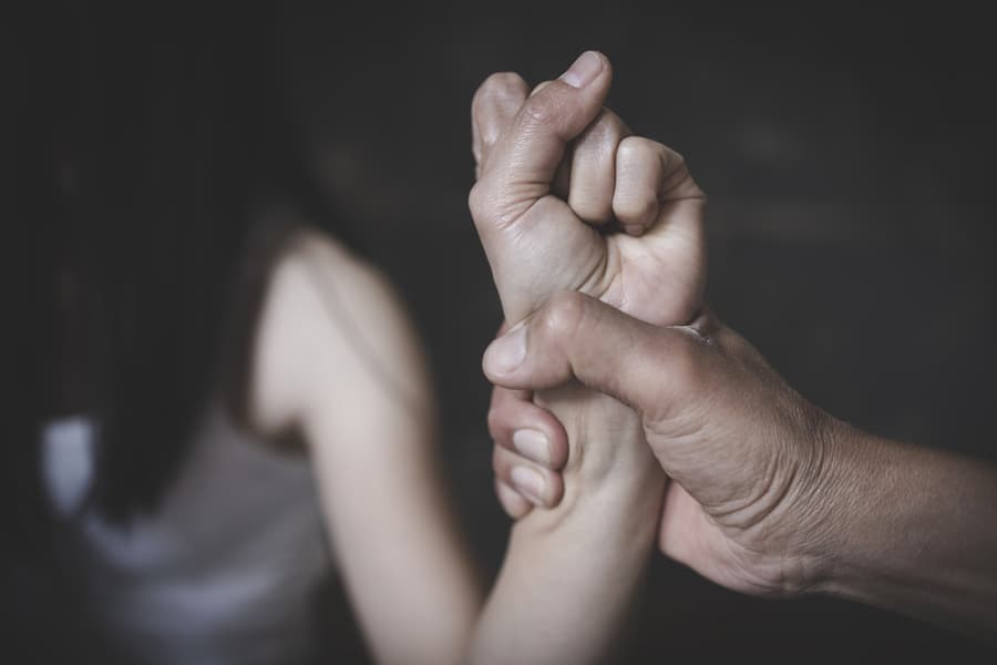 Indore स्कूल में स्टाफ ने 3 साल की बच्ची को गलत तरीके से छुआ