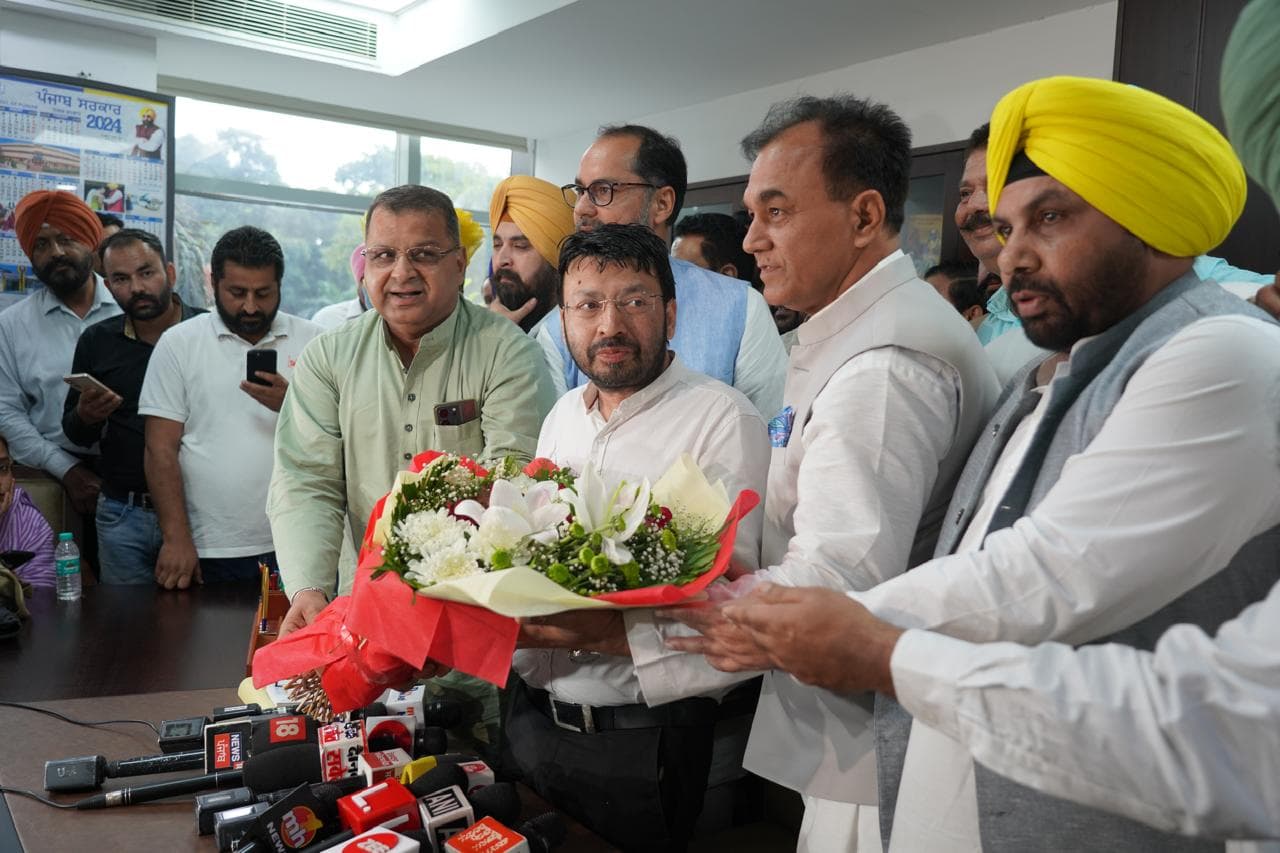 Dr Ravijot ने स्थानीय निकाय और संसदीय कार्य मामलों का पदभार संभाला