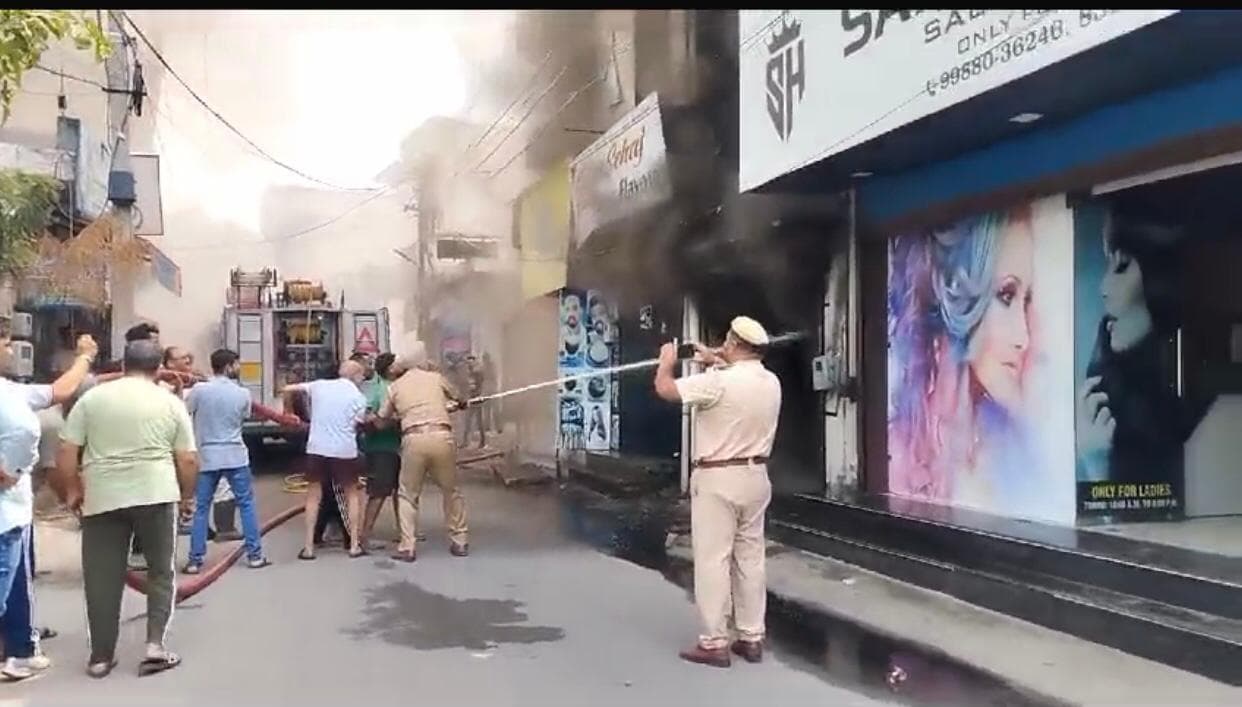 Hoshiarpur में आग, लपटें आसमान तक पहुँची