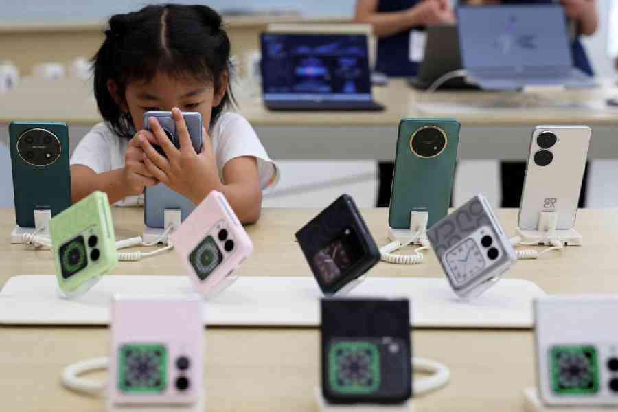 California ने स्कूलों में smartphones बैन किया