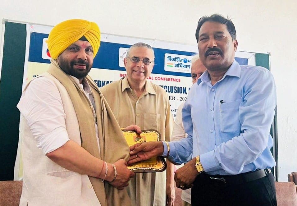 सामाजिक मुद्दों के समाधान के लिए Gandhi-Ambedkar philosophies की प्रासंगिकता