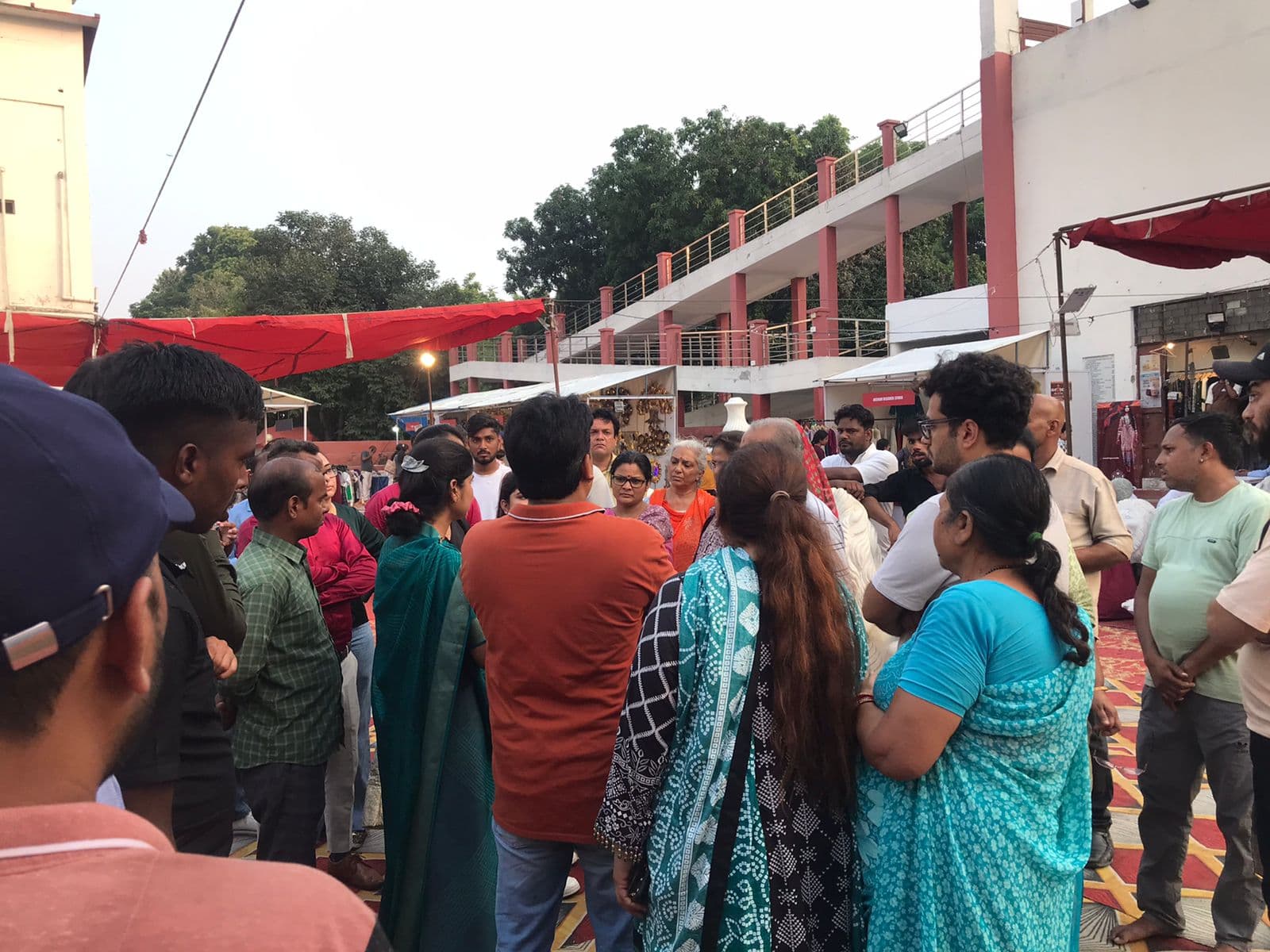 Yadgaar Hall एक्ज़ीबिशन में भिड़े स्टाल वाले और ऑर्गनाइजर्स, सुविधाएँ न देने की शिकायत