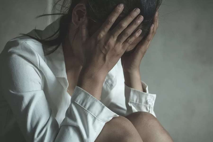 मृत मरीज के रिश्तेदार ने Female doctor को चप्पलों से पीटा,  गालियां दीं