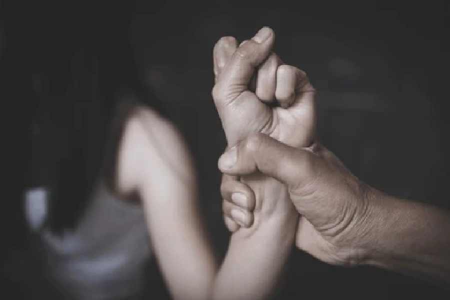 Police Officer ने मेरे स्तनों पर कई बार लात मारी, मेरी पैंट नीचे की और अपनी भी, प्राइवेट पार्ट दिखाया …