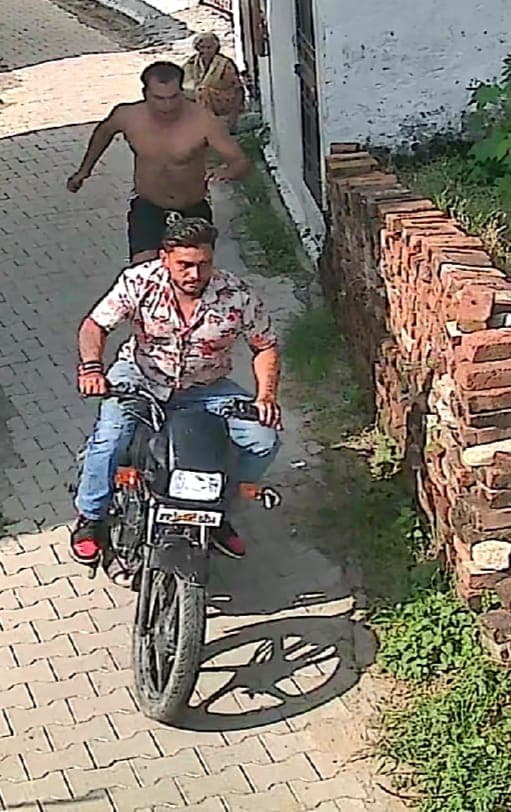 Hoshiarpur में घर के बाहर बैठी बुजुर्ग से लूटीं बालियां, देखें वीडियो