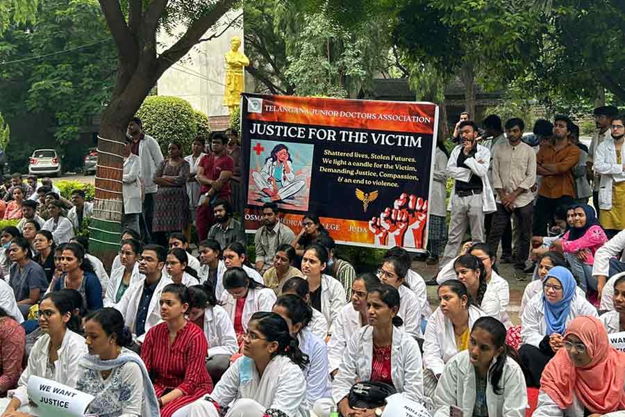 KOLKATA RAPE CASE : CP समेत 4 अफसरों की छुट्टी; डॉक्टर्स बोले-वादे पूरे होने पर ही काम करेंगे