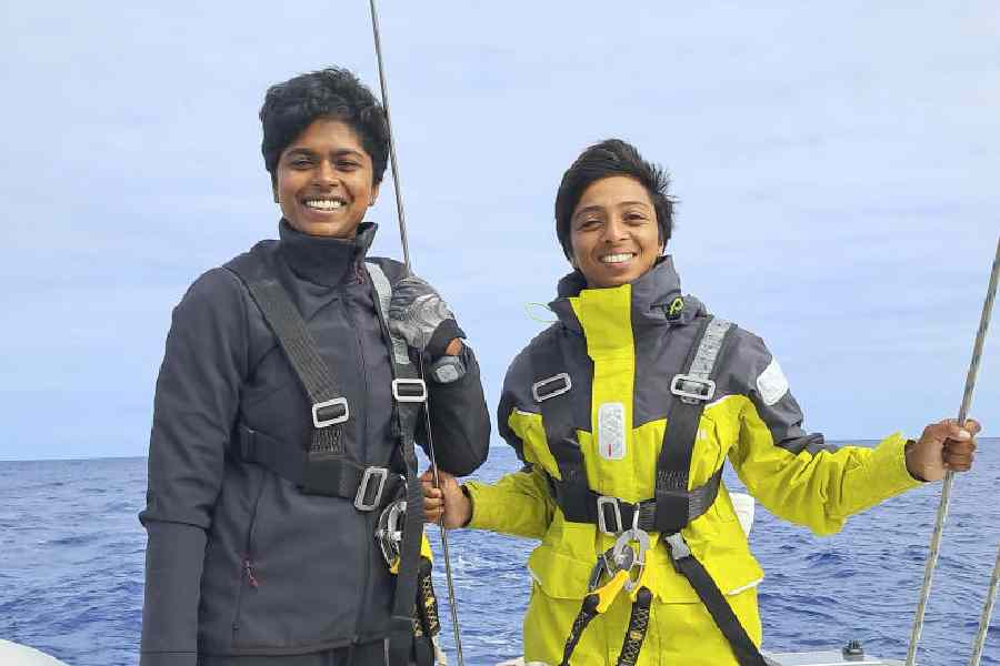 Indian Navy दो महिला अधिकारी पानी पर करेंगी दुनिया की सैर