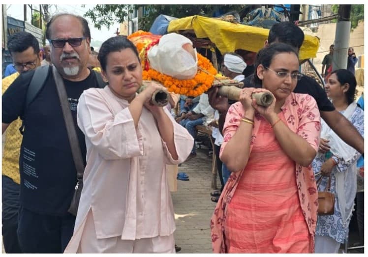 BANARAS : बेटियों ने दिया पिता की अर्थी को कांधा