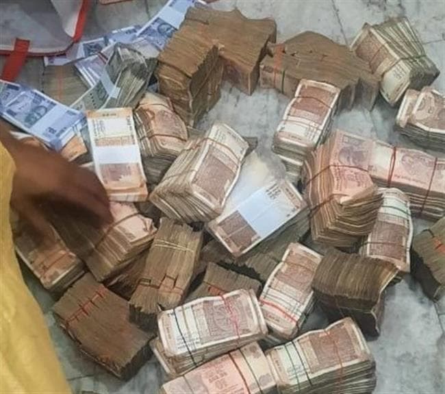 DRUG SMUGGLING में ड्रग इंस्पेक्टर मित्तल गिरफ्तार, 24 बैंक खातों में 7.09 करोड़ मिले