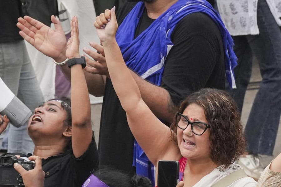 Award wapsi, RG Kar घटना के विरोध में 02 थिएटर हस्तियों, अभिनेता ने पुरस्कार लौटाए